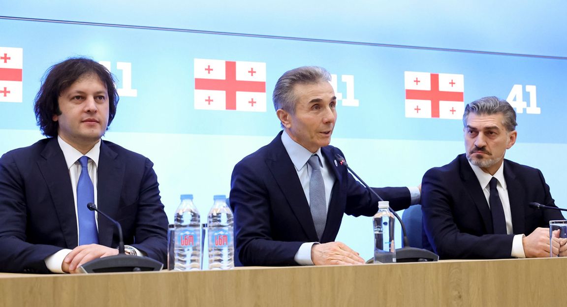 Georgiens styre slår till mot oppositionen. Georgiens premiärminister Irakli Kobachidze (till vänster i bild), regeringspartiets grundare och de facto ledare Bidzina Ivanisjvili (i mitten). Arkivbild. Foto: Partiet Georgisk dröm/handout via AP/TT