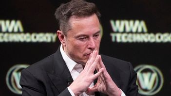 Tesla, med vd:n och grundaren Elon Musk, antas trots kraftiga prissänkningar i år inte lyckas öka leveransvolymerna i tredje kvartalet. Arkivbild. Foto: Michael Euler/AP/TT