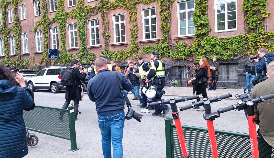 "Ekis" förs bort av polis. Läsarbild.