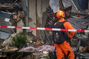 Räddningspersonal vid platsen för den dödliga explosionen i Haag i lördags. Arkivbild. Foto: Phil Nijhuis/AP/TT