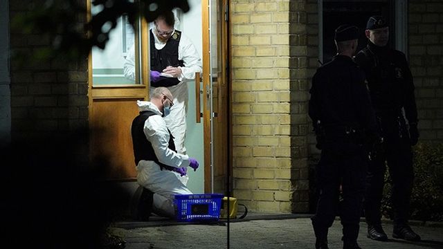 Polis och kriminaltekniker på brottsplatsen där mordet skedde. Foto: Johan Nilsson/TT