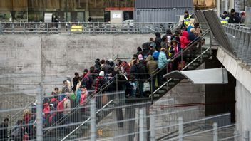 Bild på Hyllie station i Malmö 2015 när många asylsökande anlände till Sverige. Numera har antalet kraftigt minskat enligt Migrationsverkets nya prognos. Foto: Johan Nilsson/TT