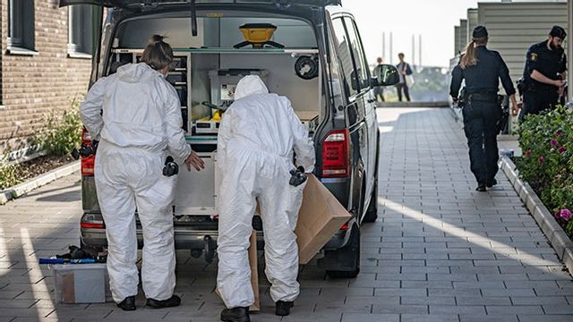 Polisens kriminaltekniker arbetar en innergård i stadsdelen Hyllie i Malmö där en handgranat detonerade på onsdagseftermiddagen. Bild: Johan Nilsson / TT 