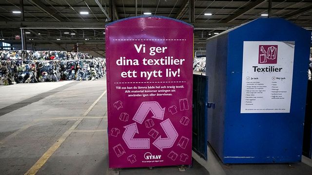 Containers för insamling av textilier i Norra Hamnen, Malmö. Foto: Johan Nilsson/TT