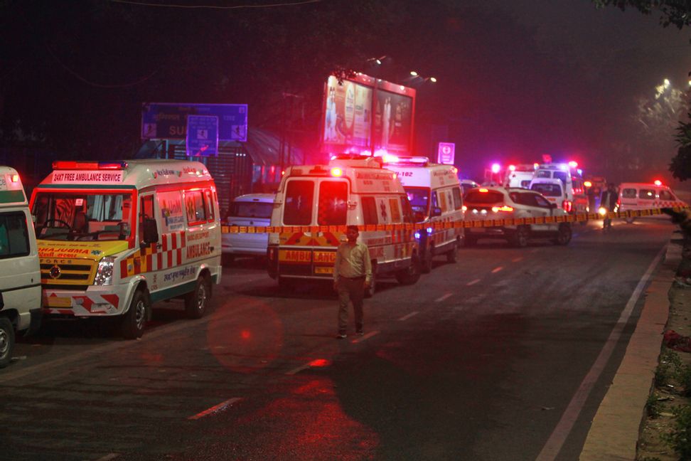 Många ambulanser kallades till platsen för explosionen, i närheten av en tunnelbanestation vid röda fortet i Delhi.  AP/TT