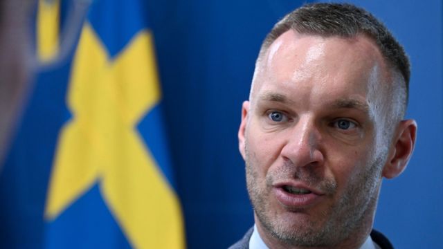 Civilminister Erik Slottner (KD) håller pressträff för att presentera digitaliseringsstrategin för 2025-2030, i regeringens pressrum på Rosenbad. Foto: Henrik Montgomery / TT