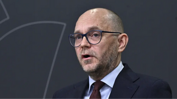 ”När systemet missbrukas drabbar det förutom arbetstagare även seriösa arbetsgivare”, säger arbetsmarknadsminister Johan Britz (L). Foto: Christine Olsson/TT