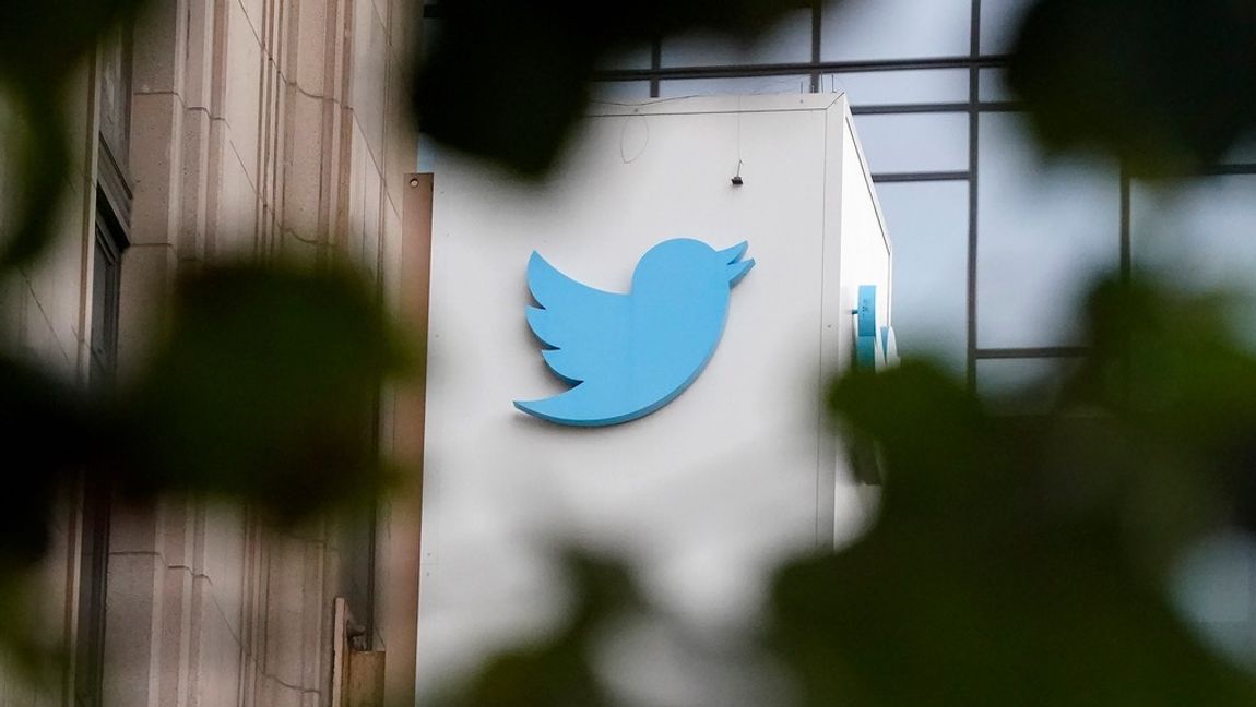 Twitter har skakats sedan försäljningen. Foto: Jeff Chiu/TT 