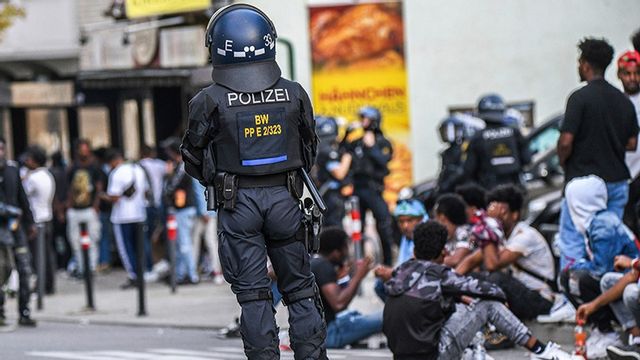 Bild från tyska Stuttgart i september förra året där våldsamma eritreanska kravaller ägde rum. På lördagen skedde en ny sammandrabbning mellan regimanhängare och regimmotståndare i nederländska Haag. Foto: Jason Tschepljakow/AP/TT