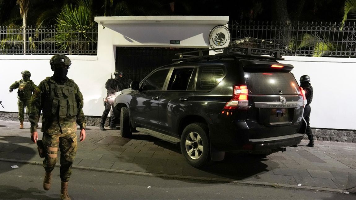 Det var sent på fredagen som polis tog sig in på Mexikos ambassad i den ecuadorianska huvudstaden Quito. Foto: DOLORES OCHOA/AP/TT