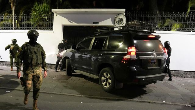 Det var sent på fredagen som polis tog sig in på Mexikos ambassad i den ecuadorianska huvudstaden Quito. Foto: DOLORES OCHOA/AP/TT
