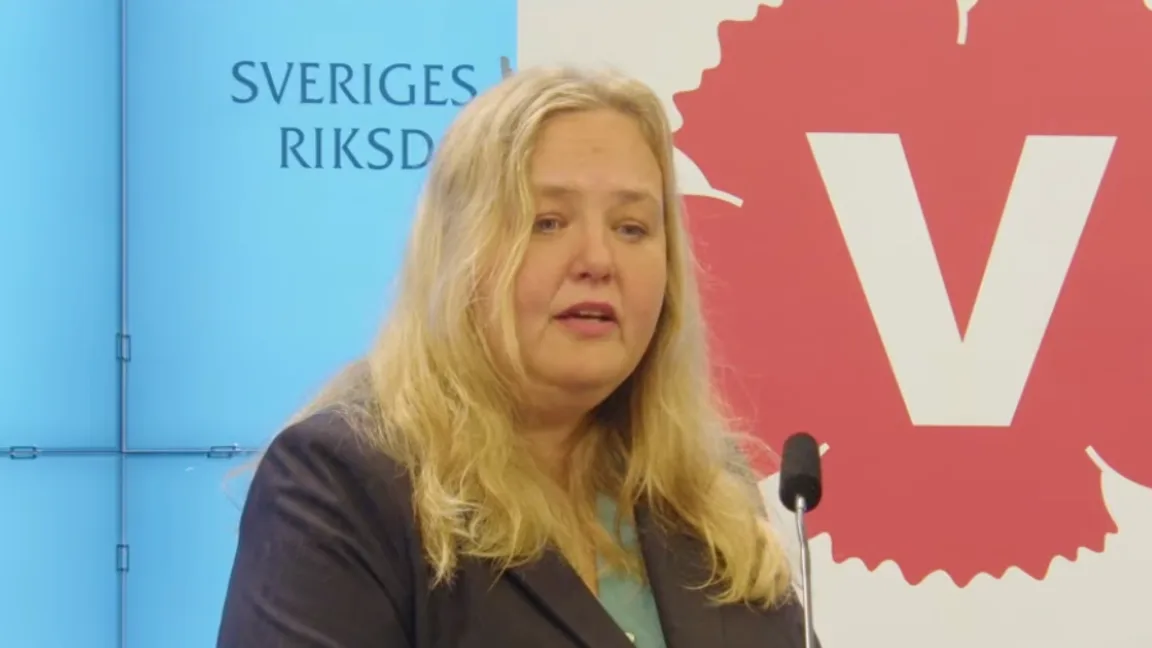 Ida Gabrielsson (V), partiets ekonomisk-politiska talesperson, på en pressträff. Foto: Vänsterpartiet/YouTube