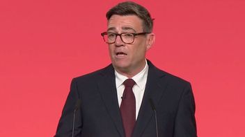 Burnham håller tal. Foto: Youtube.