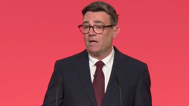 Burnham håller tal. Foto: Youtube.