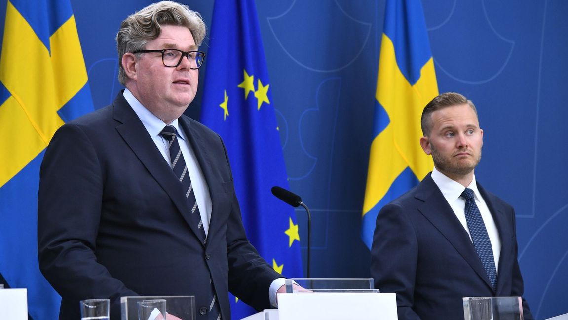 Justitieminister Gunnar Strömmer (M) och riksdagsledamot Henrik Vinge (SD) under onsdagens pressträff. Foto: Lars Schröder/TT 