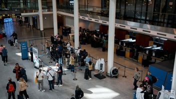 Passagerare vid Köpenhamns flygplats, som stängdes med anledning av larm om drönare på måndagen. Natten till torsdag observerades drönare vid sex andra danska flygplatser. Foto: Thomas Traasdahl/Scanpix/TT
