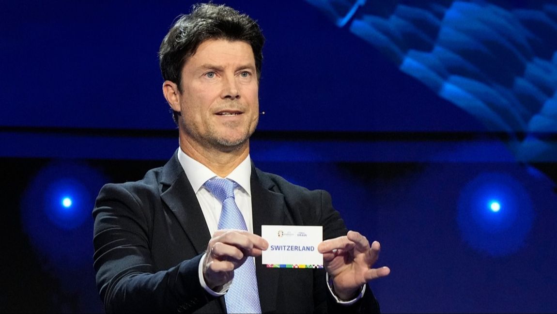 När tidigare fotbollsspelaren Brian Laudrup lottade fram Schweiz började sexljuden. Foto: Martin Meissner/AP/TT