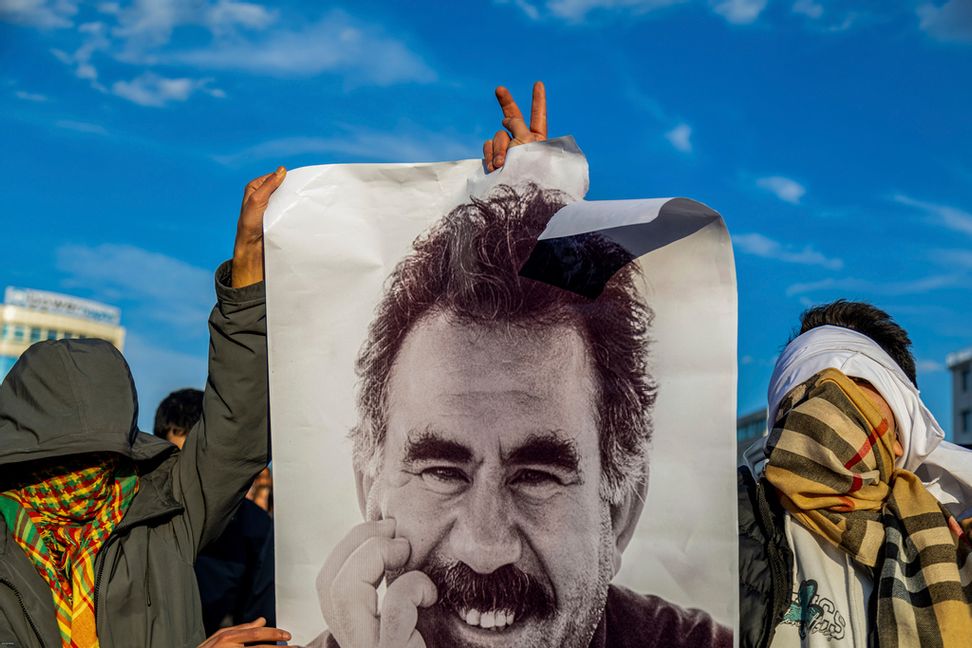Kurder håller upp en bild på den fängslade PKK-grundaren Abdullah Öcalan i turkiska Diyarbakir i februari. Foto: Metin Yoksu/AP/TT