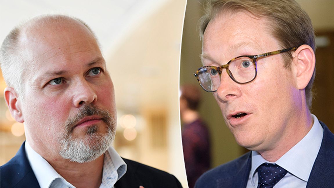 Justitieminister Morgan Johansson (S) och Tobias Billström (M) i ordväxling på Twitter efter skjutningen av två syskon i Visättra. Foto: Stina Stjernqvist/Henrik Montgomery/TT