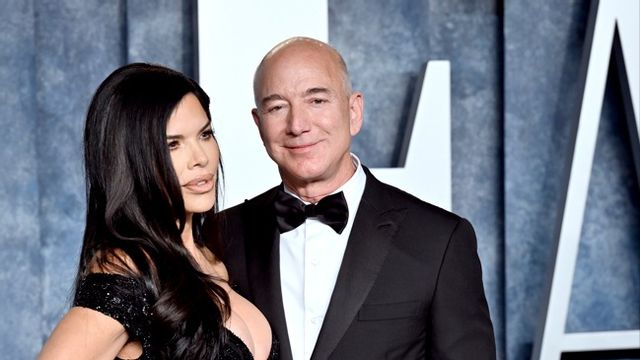 Jeff Bezos, här med flickvännen, journalisten Lauren Sanchez, lägger om Washington Posts politiska inriktning. Foto: AP