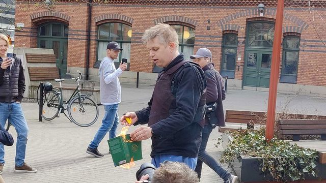 Rasmus Paludan eldar upp ett exemplar av Koranen på Lilla Bantorget i centrala Stockholm under söndagen. Foto: Tomas Hedlund