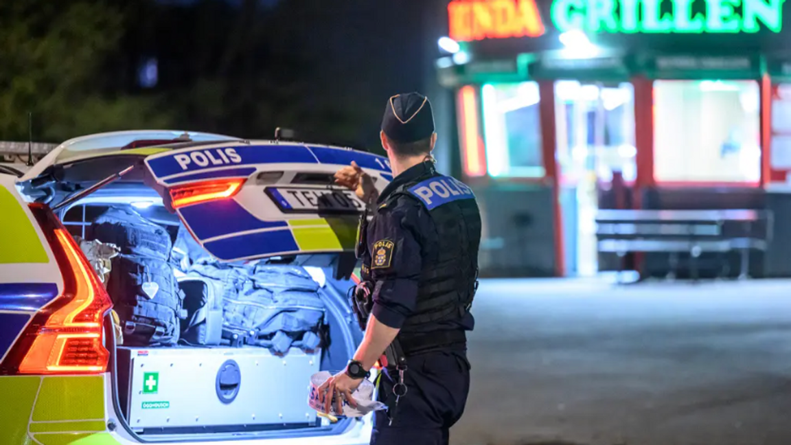 Polis på plats på Påskliljegatan på Holma och på Fosievägen i Malmö på onsdagskvällen efter ett misstänkt mordförsök. Foto: Johan Nilsson/TT
