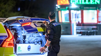 Polis på plats på Påskliljegatan på Holma och på Fosievägen i Malmö på onsdagskvällen efter ett misstänkt mordförsök. Foto: Johan Nilsson/TT