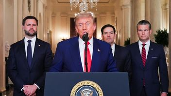 Donald Trump i förgrunden. I bakgrunden från vänster: Vicepresident JD Vance, utrikesminister Marco Rubio, försvarsminister Pete Hegseth. Foto: AP