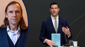 Migrationsminister Johan Forssell (M) med den omstridda utredningen. Foto: Viktoria Bank/TT