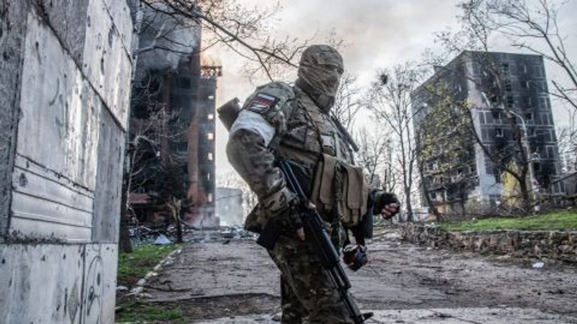 En rysk soldat någonstans i Donetskregionen där mycket aktiva strider fortsätter. Foto: Telegram
