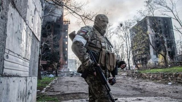 En rysk soldat någonstans i Donetskregionen där mycket aktiva strider fortsätter. Foto: Telegram