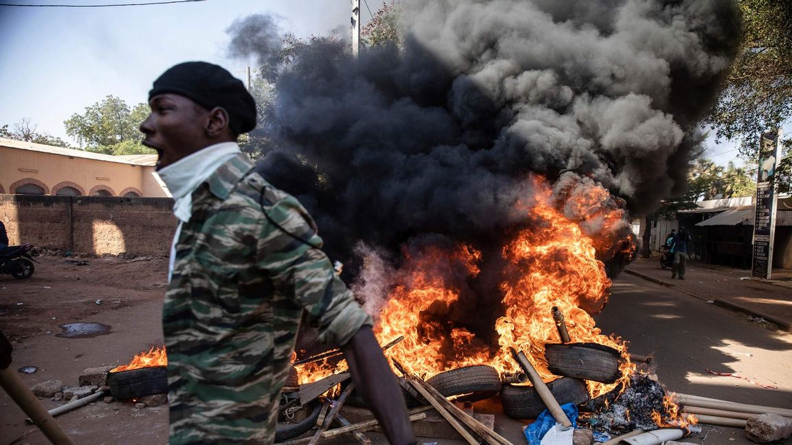 Demostranter i Burkina Fasos huvudstad Ouagadougou. Foto: Sophie Garcia/AP/TT