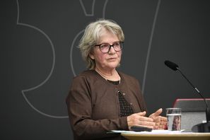 Särskilda utredaren Helena Eckerrot Flodin under en pressträff i samband med överlämningen av betänkandet från Miljöstraffrättsutredningen till klimat- och miljöminister Romina Pourmokhtari (L). Foto: Viktoria Bank/TT