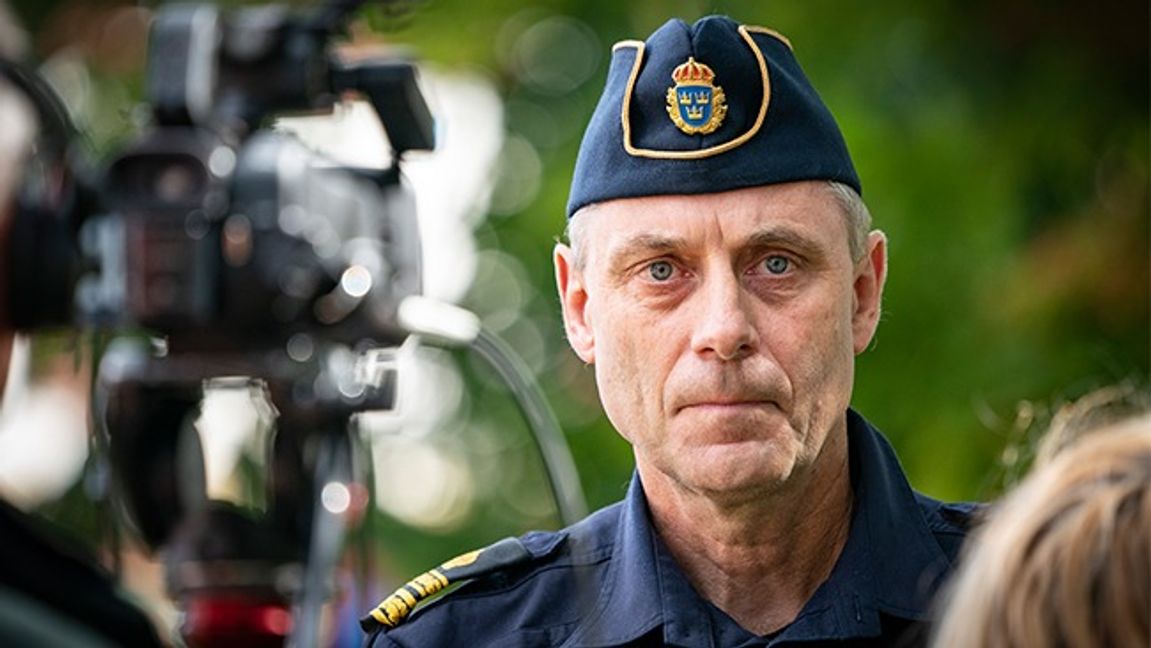 Lokalpolisområdeschefen Anders Olofsson på plats vid pressträffkonferensen utanför polishuset i Kristianstad. Foto: Johan Nilsson/TT