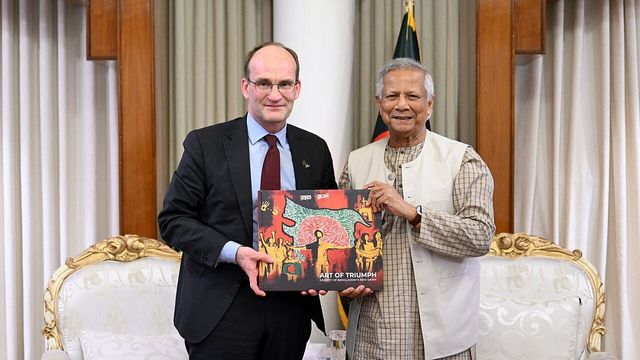 Jakob Granit (till vänster) under ett besök i Bangladesh februari 2025. Foto: Public Domain