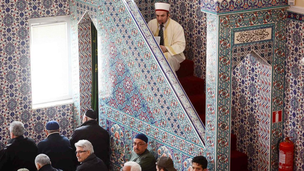 Ergin Özgem, imam i Fittja under ett böneutrop. Foto: Leo Sellén / SCANPIX / TT