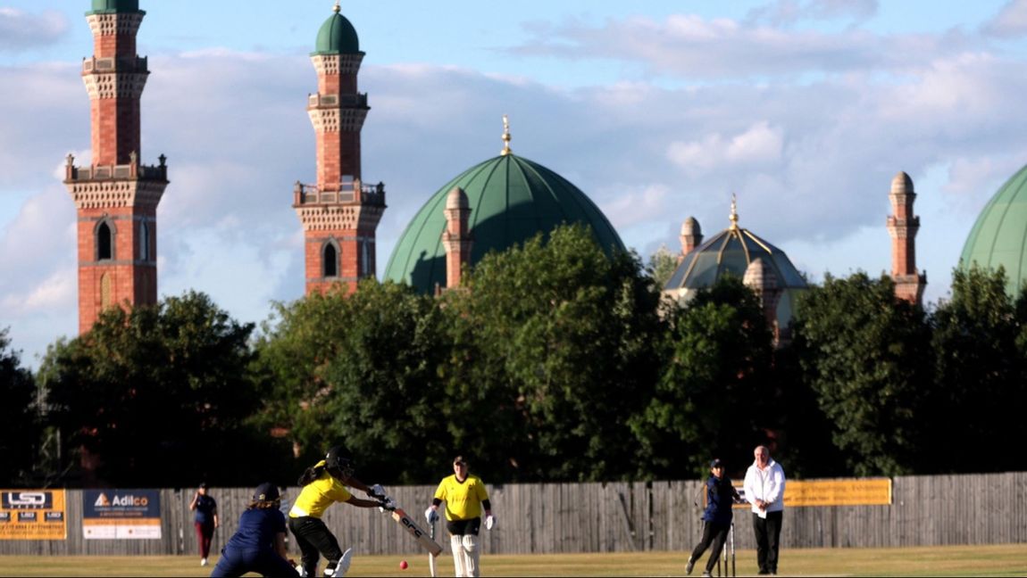 Cricketmatch i Bradford, England, i fredags, med stadens stora moské i bakgrunden. Cricket kan nog göra mer för integration än moskén. Foto: Lee Smith/TT