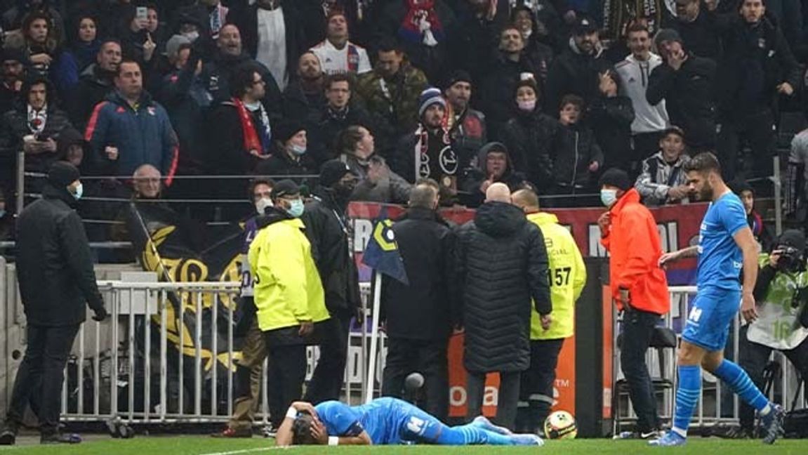 Marseillespelaren Dimitri Payet fick en vattenflaska kastad på sig för andra gången den här säsongen, när hans lag mötte Lyon under söndagskvällen. Foto: Laurent Cipriani/AP/TT