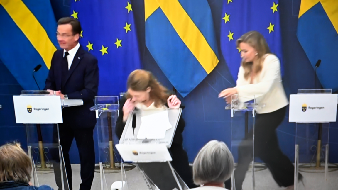 Nya sjukvårdsministern föll ihop under pressträff 