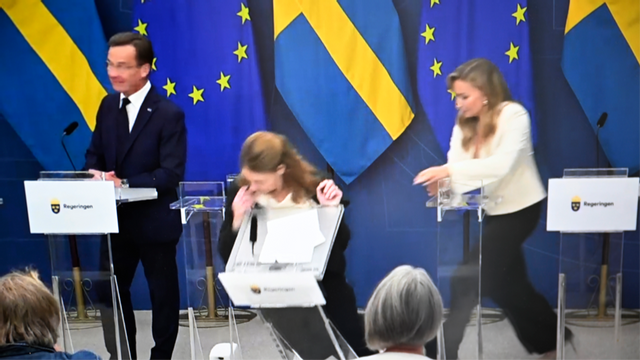 Nya sjukvårdsministern föll ihop under pressträff 