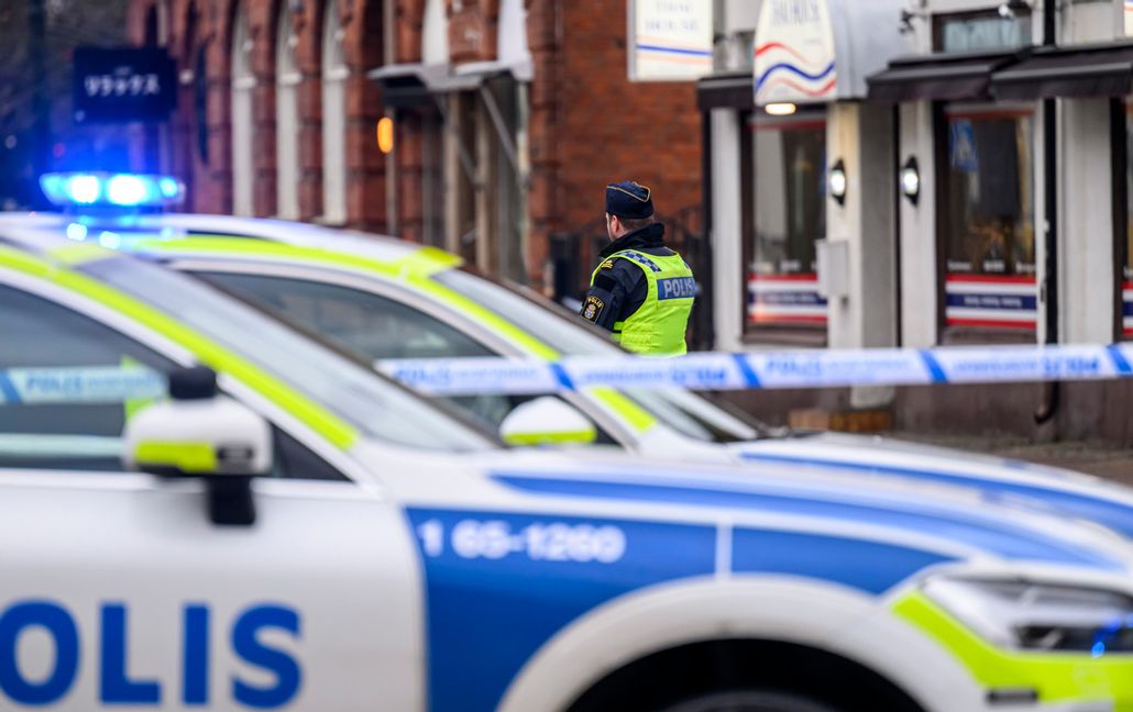 Polisens kriminaltekniker arbetar innanför avspärrningarna kring en restaurang i Limhamn i Malmö på måndagen efter att skotthål upptäckts i fasad och fönster. Johan Nilsson/TT