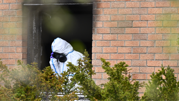 Polisens tekniker på plats vid adressen i Tumba där en explosion inträffade på söndagskvällen. Foto: Anders Wiklund/TT