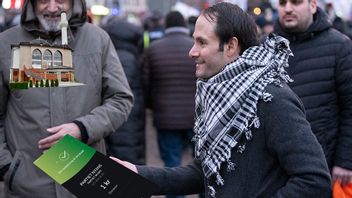 Mikail Yüksel ska donera pengarna från Swishkuppen till ett moskébygge. Foto: Johan Nilsson/TT, Jonas Ekströmer/TT och Twitter