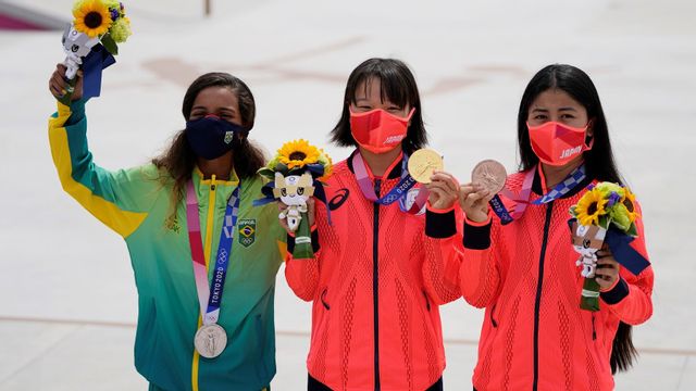 Tonårsmedaljöserna i damernas skateboard (från vänster): Rayssa Leal (Brasilien), Momiji Nishiya och Funa Nakayama (bägge Japan). Foto: AP Photo/Ben Curtis/TT 