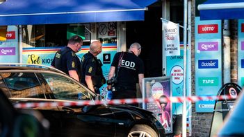 Polisen undersöker en kiosk i Köpenhamn där en explosion inträffade på tisdagskvällen. Foto: STEVEN KNAP/SCANPIX DENMARK