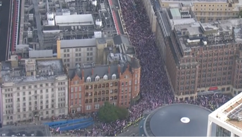Vy över folkmassan som samlas för att demonstrera inne i London på lördagen. Foto: Skärmdump via BBC