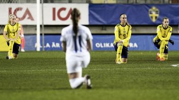 Svenska och amerikanska damlagen knäböjer på Friends Arena. Foto: Björn Larsson Rosvall/TT