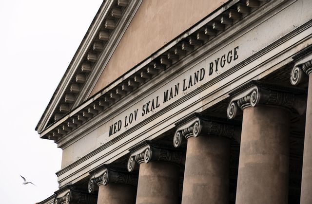 Danmarks tidigare näringsminister Henrik Sass Larsen (S) har åtalats för innehav av tusentals bilder som visar övergrepp på barn. Domstolsbyggnaden på bilden har ingen koppling till det aktuella rättsfallet. Arkivbild. Foto: Johan Nilsson/TT