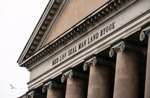 Danmarks tidigare näringsminister Henrik Sass Larsen (S) har åtalats för innehav av tusentals bilder som visar övergrepp på barn. Domstolsbyggnaden på bilden har ingen koppling till det aktuella rättsfallet. Arkivbild. Foto: Johan Nilsson/TT