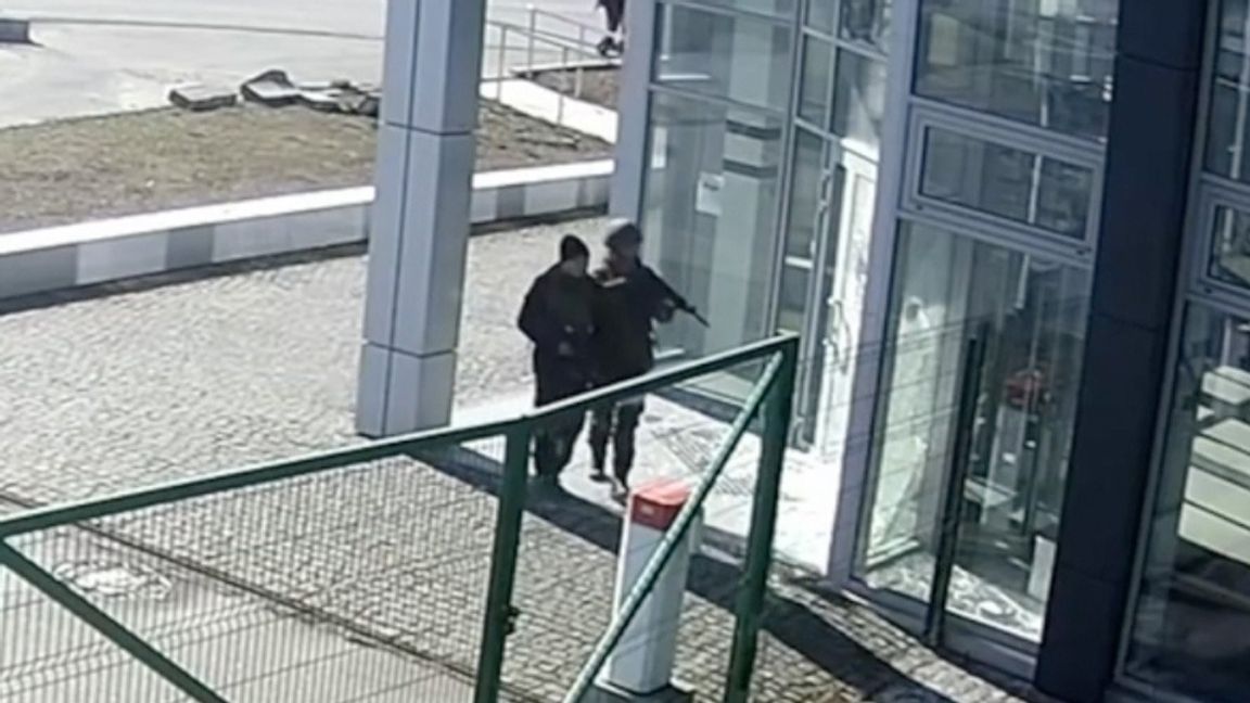 Kameror visar när soldater närmar sig männen som de sedan skjuter. Foto: CCTV